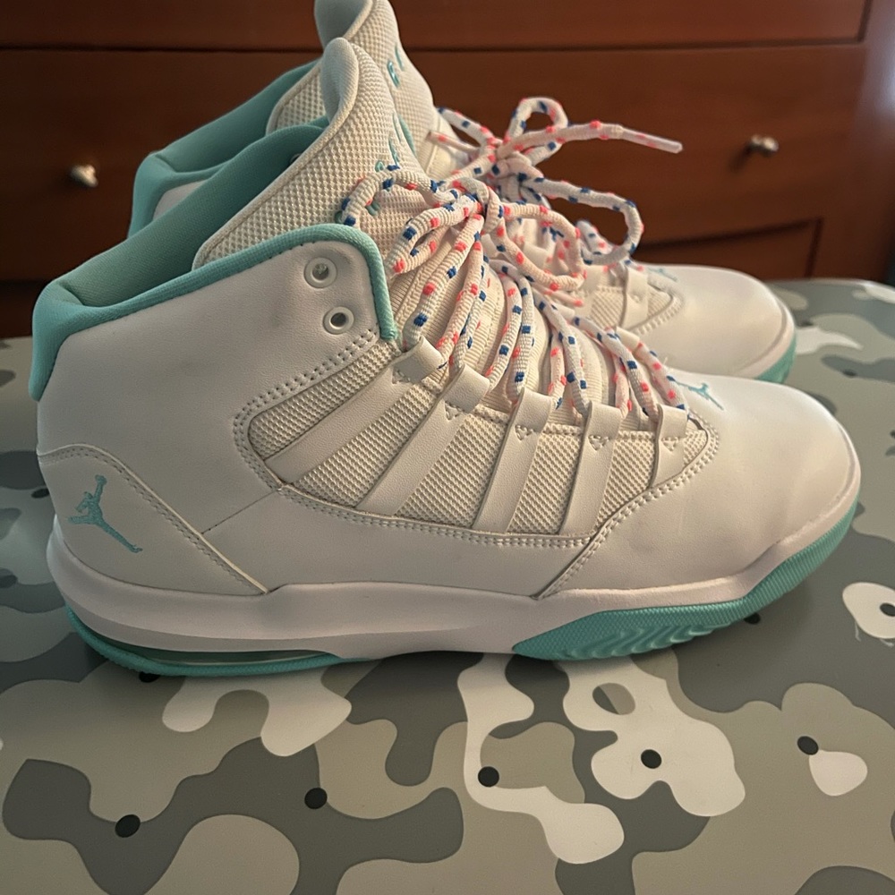 Jordan Mac Aura girls sneakers